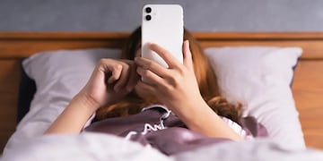 La presencia permanente del celular transformó los hábitos y la comunicación en la vida diaria.