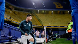 Lionel Messi, capitán de la selección argentina, ingresando al campo de juego de La Bombonera. (AP)