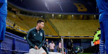 Lionel Messi, capitán de la selección argentina, ingresando al campo de juego de La Bombonera. (AP)