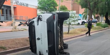 El auto que volcó. (Policía)