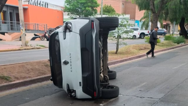 El auto que volcó. (Policía)