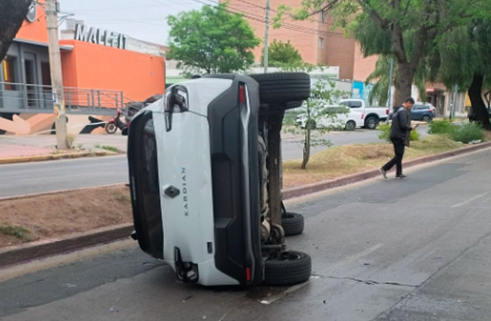Perdió el control de su auto, chocó contra otro estacionado y volcó en Córdoba