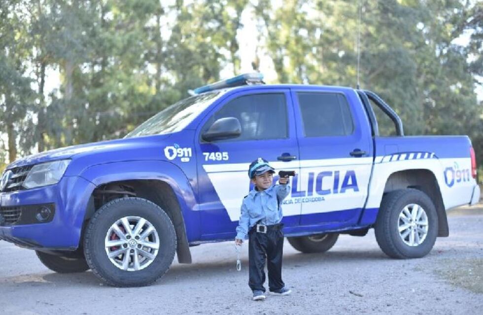 Tobias cumplió su sueño de ser policía por un día