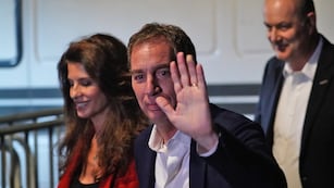 Diego Santilli llegando al búnker de la Libertad Avanza en el Libertador Hotel. (Gentileza Clarín)