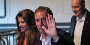 Diego Santilli llegando al búnker de la Libertad Avanza en el Libertador Hotel. (Gentileza Clarín)