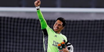 Enzo Pérez fue homenajeado por ser el arquero de River en una noche de Copa Libertadores