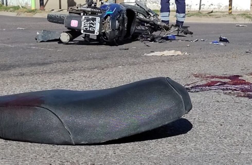Un motociclista chocó contra un camión y fue hospitalizado