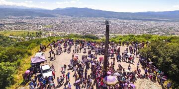 La peregrinación a la cima del Cerro de la Cruz, en San Salvador de Jujuy, convoca a miles de fieles católicos en Semana Santa.