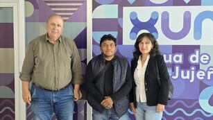 El titular de Agua Potable de Jujuy, Juan Carlos García (a la izquierda), recibió a los dirigentes vecinales Elbio Lamas e Inés Armella, del sector B3 de Alto Comedero.
