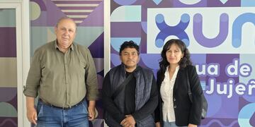 El titular de Agua Potable de Jujuy, Juan Carlos García (a la izquierda), recibió a los dirigentes vecinales Elbio Lamas e Inés Armella, del sector B3 de Alto Comedero.