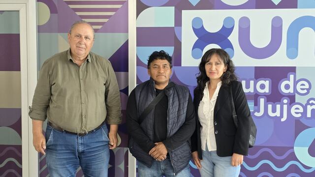 El titular de Agua Potable de Jujuy, Juan Carlos García (a la izquierda), recibió a los dirigentes vecinales Elbio Lamas e Inés Armella, del sector B3 de Alto Comedero.