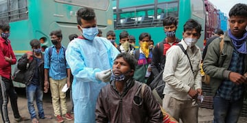 Testeos masivos en la estación de colectivos de Jammu. (AP)