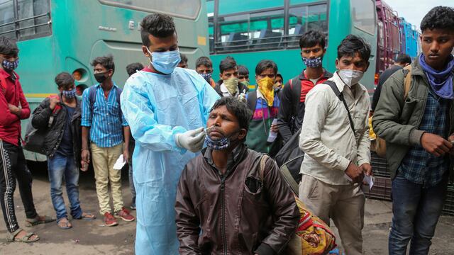 Testeos masivos en la estación de colectivos de Jammu. (AP)
