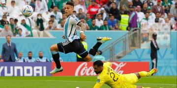 Lautaro Martínez picándola en el gol que le anuló el VAR.