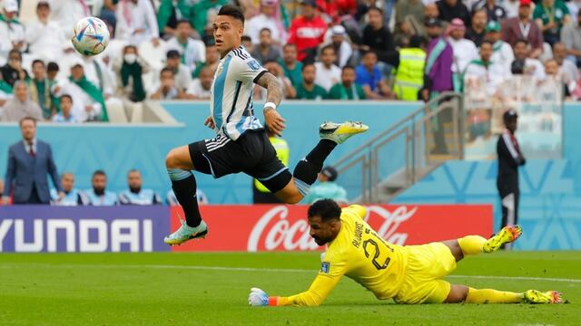 Lautaro Martínez picándola en el gol que le anuló el VAR.