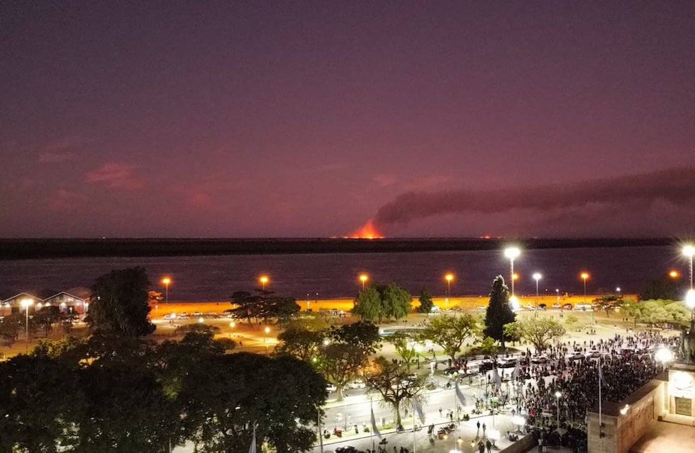 Todo cierto: Rosario dijo basta de humo y prendieron fuego frente al Monumento