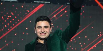 Francisco Benítez, levantando la copa. (Prensa Telefé)