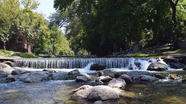 La localidad que se ubica a una hora de Córdoba, y esconde aguas cristalinas y verde vegetación.