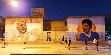 Los ídolos en los muros: el artista mendocino que le rinde homenaje a Messi y Maradona.