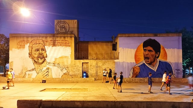 Los ídolos en los muros: el artista mendocino que le rinde homenaje a Messi y Maradona.