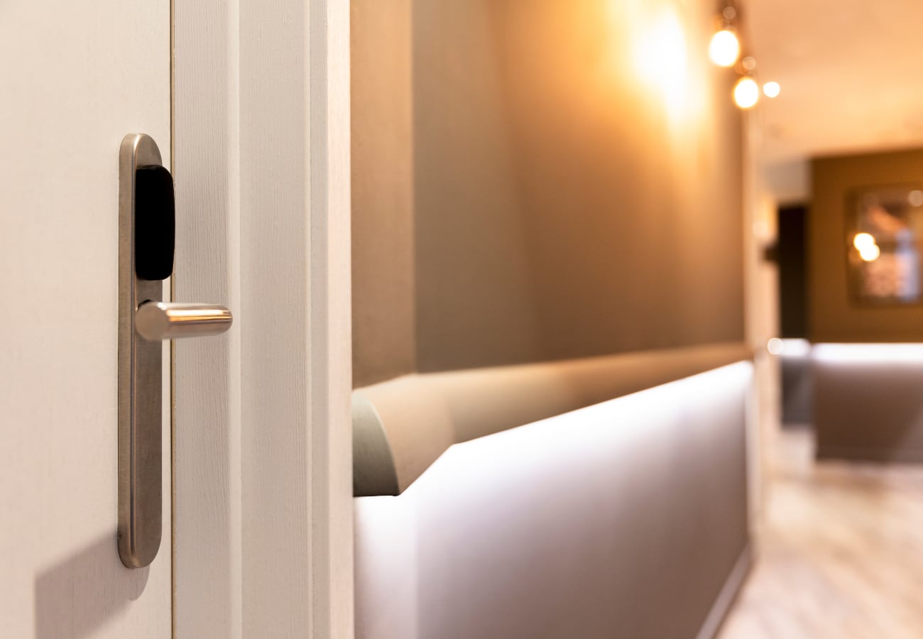 Cómo activar la entrada de tu casa para atraer energía positiva y alejar la negativa, según el Feng Shui.