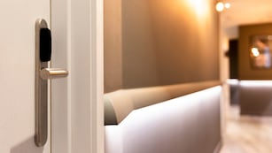 Cómo activar la entrada de tu casa para atraer energía positiva y alejar la negativa, según el Feng Shui.