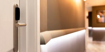 Cómo activar la entrada de tu casa para atraer energía positiva y alejar la negativa, según el Feng Shui.