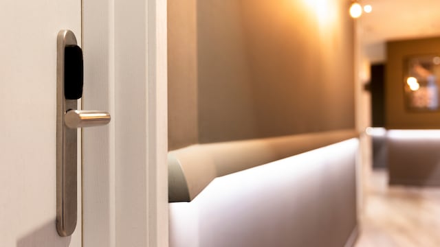 Cómo activar la entrada de tu casa para atraer energía positiva y alejar la negativa, según el Feng Shui.