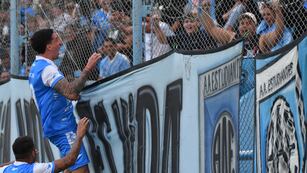 Estudiantes de Río Cuarto le ganó a Colón 2-1 en el Candini y está expectante en la tabla.