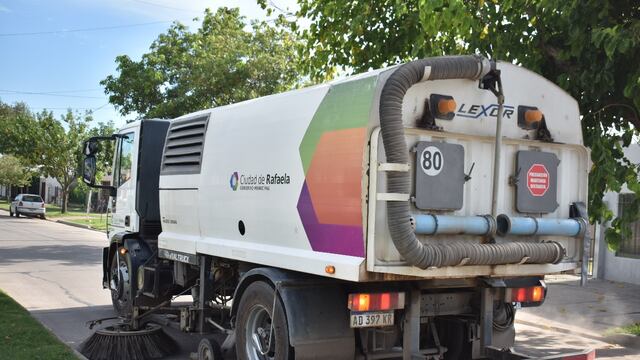 El  camión barredor de hojas trabajará horas extras en Rafaela