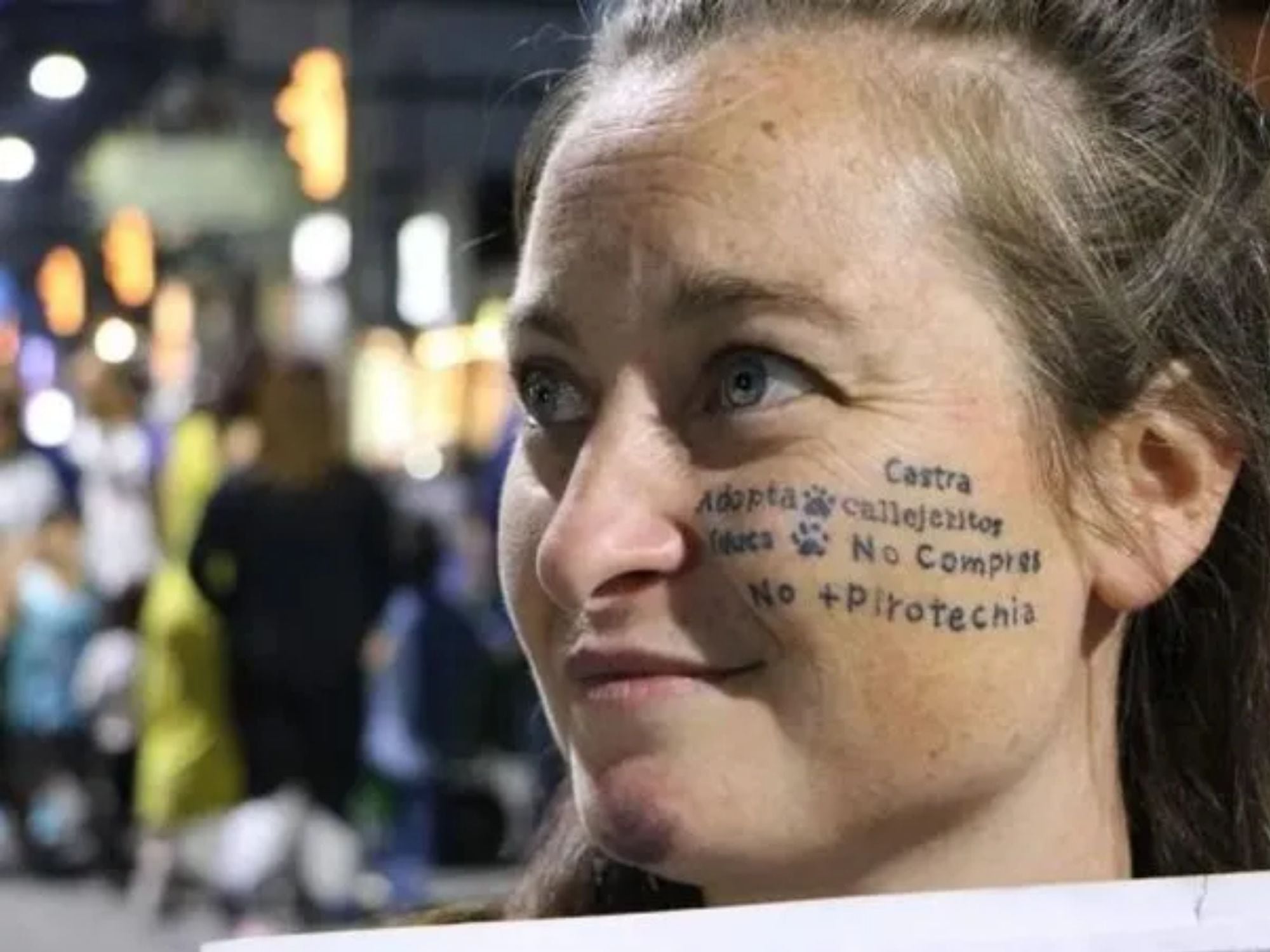 Quién es Geraldine Prais, la candidata de Milei que se tatuó en el rostro la palabra