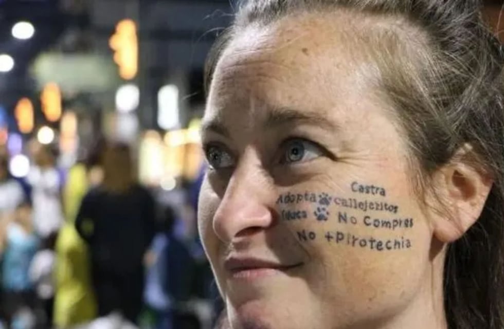 Quién es Geraldine Prais, la candidata de Milei que se tatuó en el rostro la palabra: “Castra”