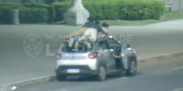 Unos jóvenes viajaron por más de seis cuadras arriba del techo de un auto.