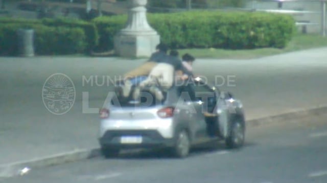 Unos jóvenes viajaron por más de seis cuadras arriba del techo de un auto.