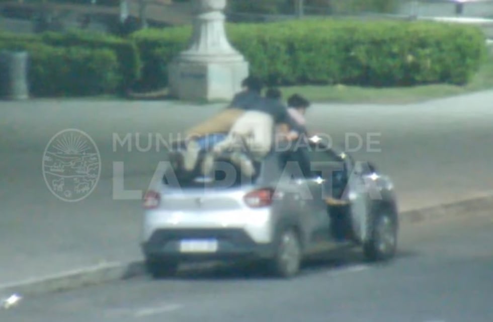 Insólito: viajaron por más de seis cuadras arriba del techo de un auto