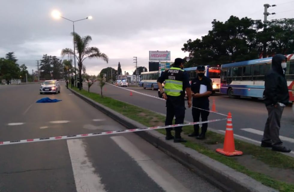Una mujer perdió la vida tras ser embestida por un auto en la Av. Paraguay