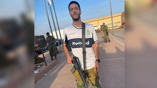 El platense que usa la camiseta de Gimnasia en la guerra de Israel y Hamas.
