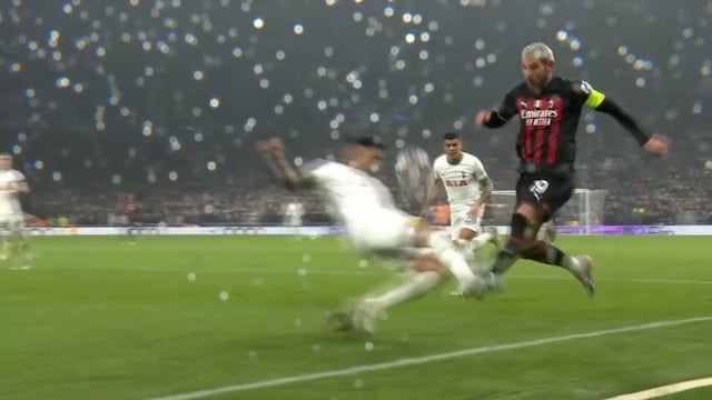 El cordobés volvió a recibir una doble amarilla, tras una patada contra Hernández.