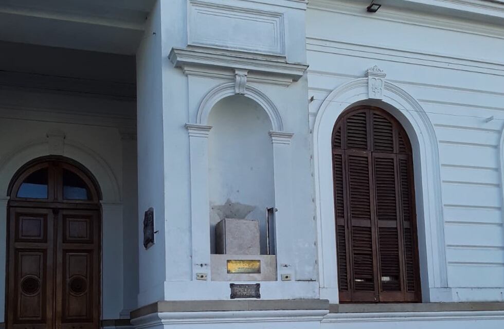 Identificaron a las personas que dañaron el busto de Pedro Burgos