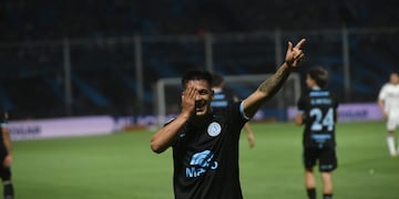 Belgrano preparó un homenaje para el Día de la Madre. Y sería completo, son un gol del "Uvita" Fernández (Facundo Luque / La Voz).
