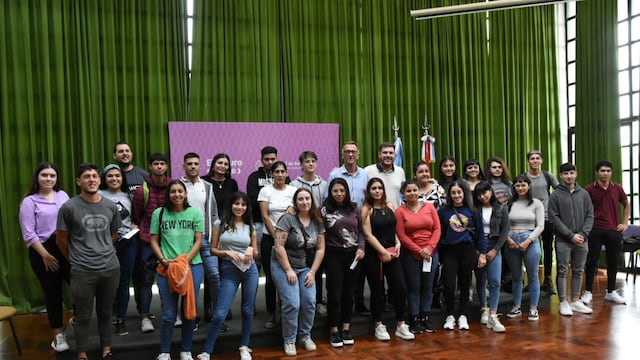 Jóvenes ganan experiencia laboral