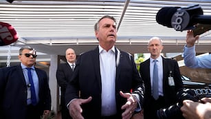 El expresidente brasileño Jair Bolsonaro habla con la prensa frente a su residencia después de un allanamiento policial, Brasilia, 3 de mayo de 2023. Foto: AP.