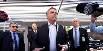 El expresidente brasileño Jair Bolsonaro habla con la prensa frente a su residencia después de un allanamiento policial, Brasilia, 3 de mayo de 2023. Foto: AP.