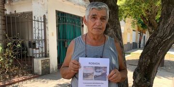 El familiar del exentrenador de Newell's pidió ayuda en Dorrego al 4600 para recuperar el utilitario.