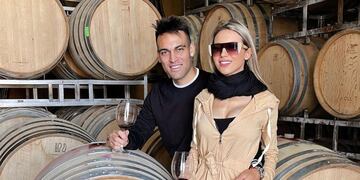 Agustina Gandolfo y Lautaro Martínez probaron su vino elaborado en Mendoza.