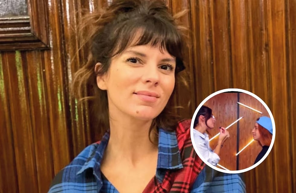 El picante momento entre Gimena Accardi y una streamer: el apasionado beso que se volvió viral