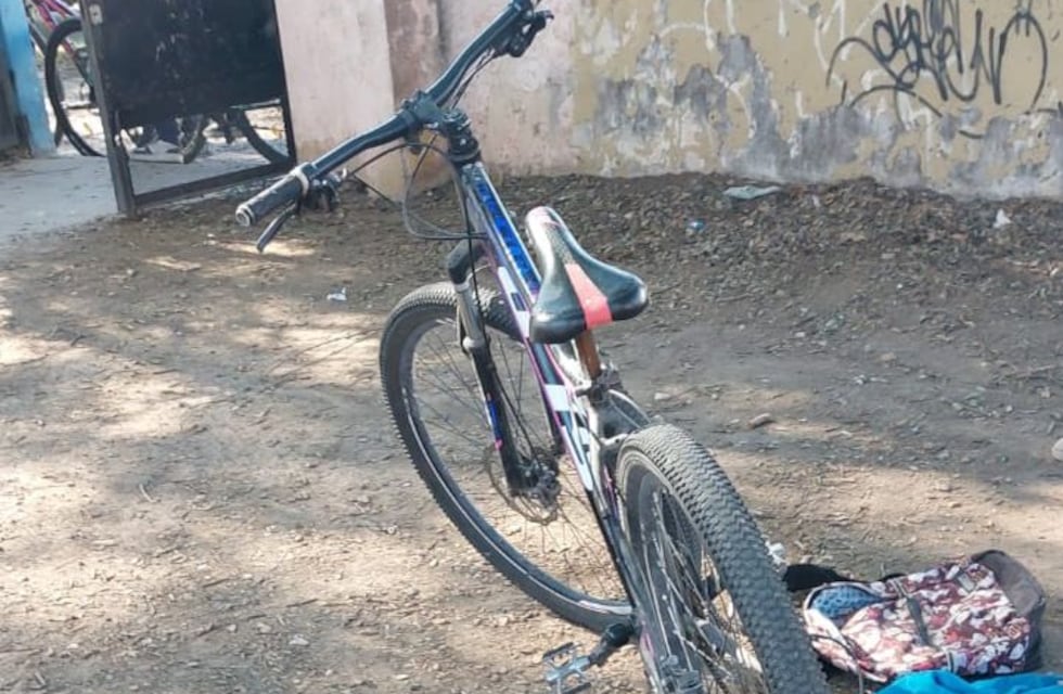 Quería robar una bici de una escuela y lo atraparon