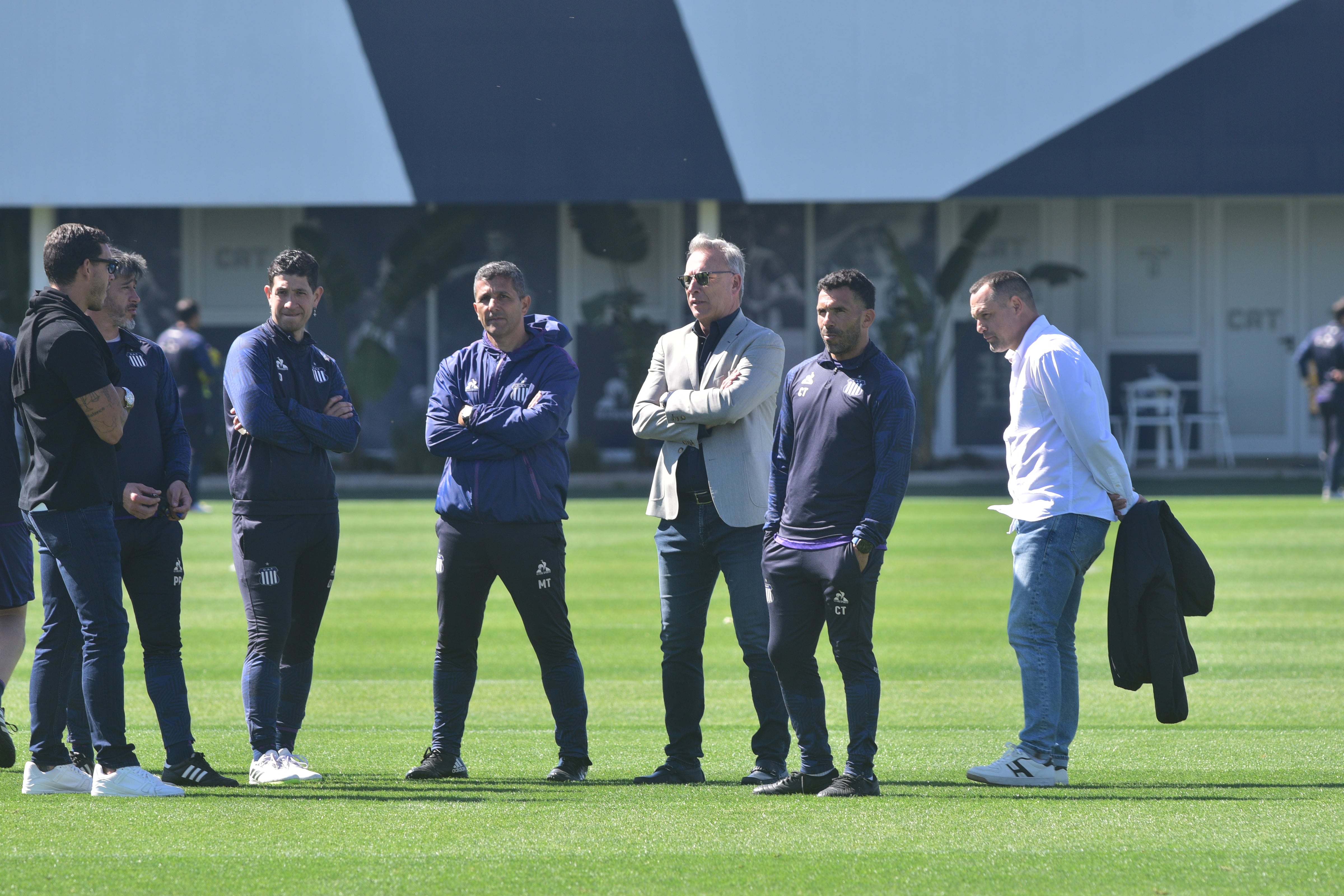 El presidente Andrés Fassi en el entrenamiento junto al entrenador Carlos Tevez. (Pedro Castillo / La Voz)