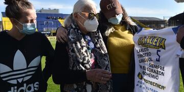 Homenaje a Carlos Timoteo Griguol en cancha de Atlanta. Betty Suárez, la compañera de toda la vida, recibió una camiseta del Bohemio, en reconocimiento de su trayectoria en el club y fútbol argentino.