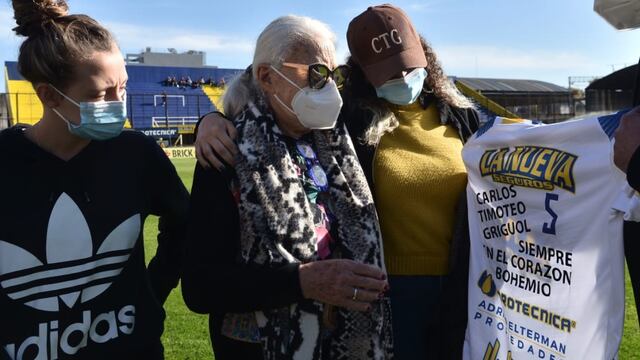 Homenaje a Carlos Timoteo Griguol en cancha de Atlanta. Betty Suárez, la compañera de toda la vida, recibió una camiseta del Bohemio, en reconocimiento de su trayectoria en el club y fútbol argentino.